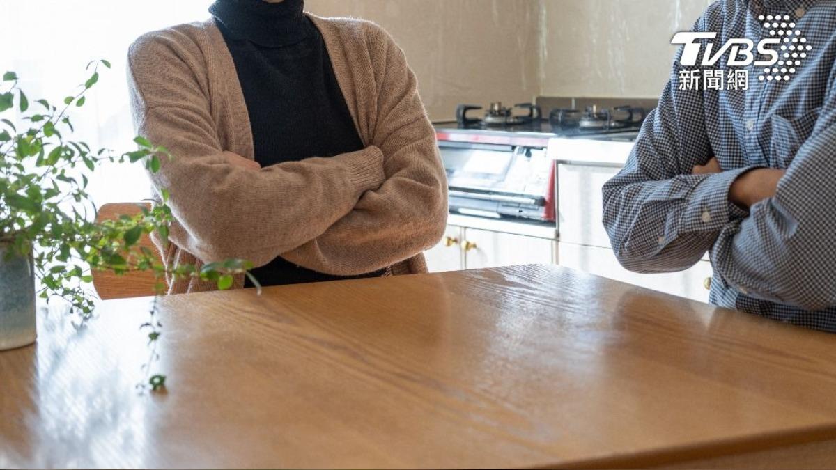 公公突告白「好像喜歡妳」還討抱抱!媳妥協後崩潰了:越想越噁