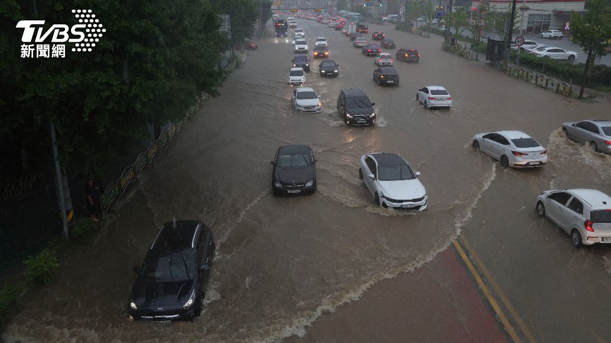 受楊柳外圍影響，南韓首都圈降下暴雨，造成嚴重淹水，超過700人被緊急疏散。（圖／達志影像美聯社）