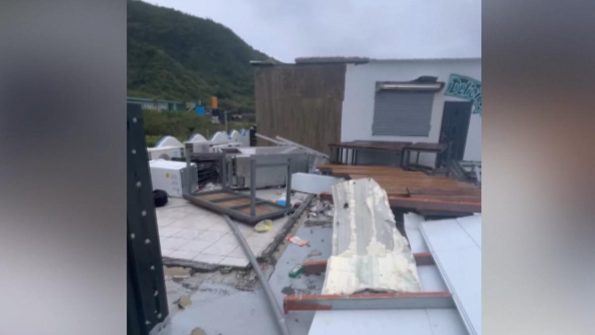 綠島一家僅開幕四個月的露天酒吧被強風徹底摧毀，業者被迫停業。（圖／翻攝Threads_zhao_hong_1128）