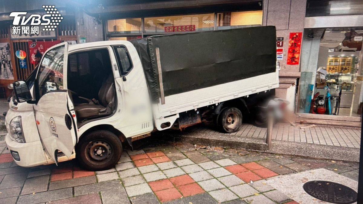 貨車人行道突倒車衝撞,當鋪毀損嚴重提告。(圖/TVBS)