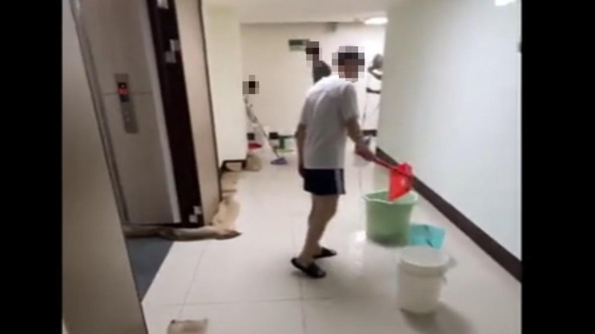 高雄社宅13樓積水,住戶合力掃水。(圖/住戶提供)
