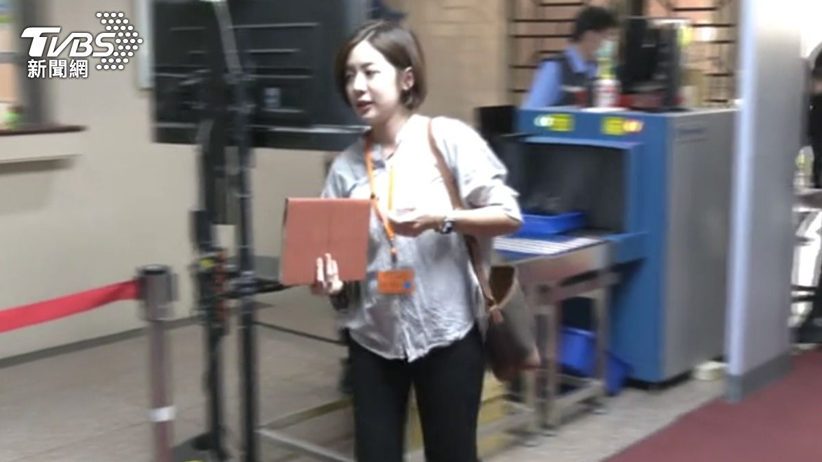 黃瀞瑩旁聽京華城案。（圖／TVBS）