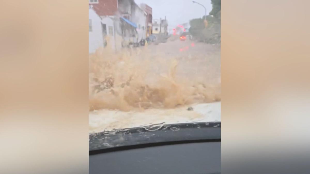 恆春鎮內的多條道路在豪雨中變成河流，車輛行駛時濺起大量水花。（圖／翻攝Threads_eva_yaju0912）