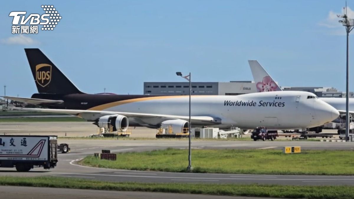 UPS貨機停放在桃園機場檢修。(圖/TVBS)