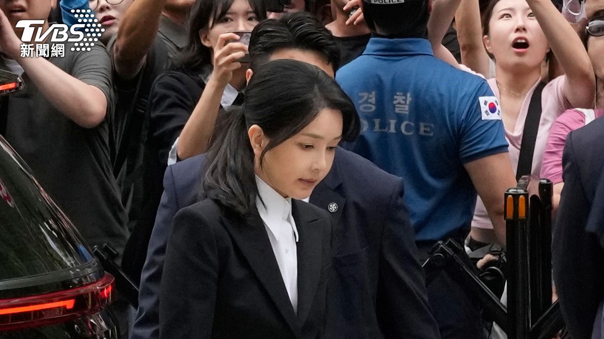 南韓前第一夫人金建希雙手上拷出庭受審，但她聲稱自己健康狀況不佳，被拘押後一口飯都沒吃。（圖／達志影像美聯社）