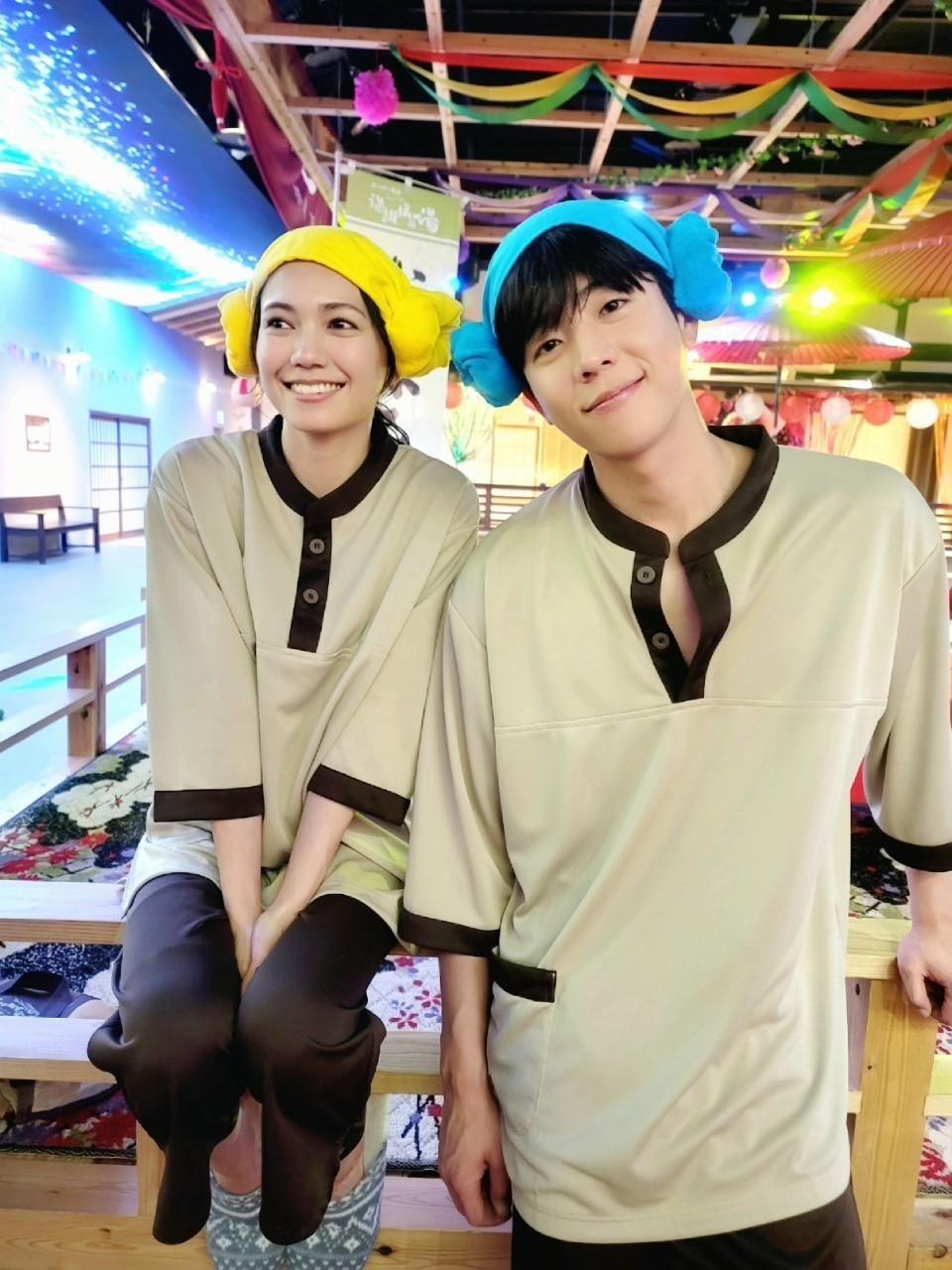 蔡鍾協（右）跟二階堂富美在日劇中演出跨國戀情。（圖／翻攝自eyeloveyou_tbs推特）