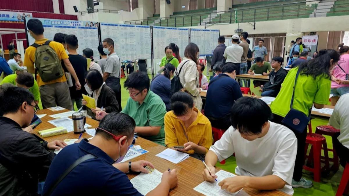 求職者快看!高雄51家廠商釋1400職缺 「這類」起薪近8萬