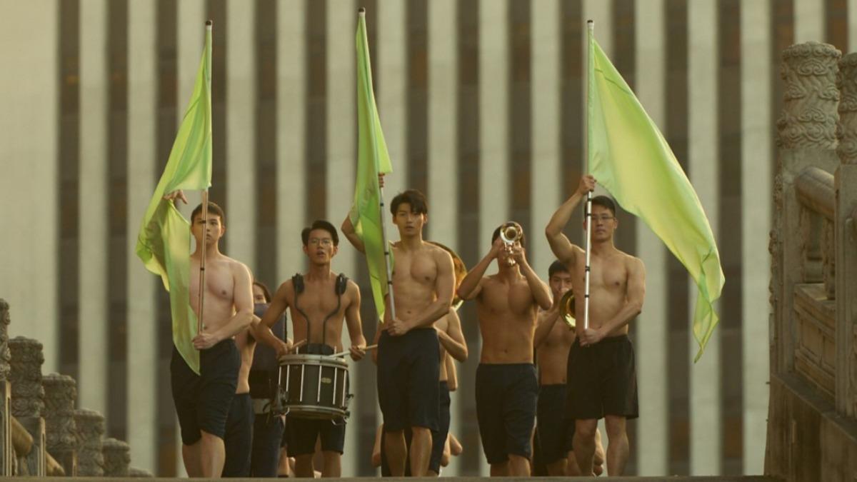 3鮮肉男神《進行曲》裸身吹喇叭太養眼引發熱潮 黃牛票竟驚動文化部