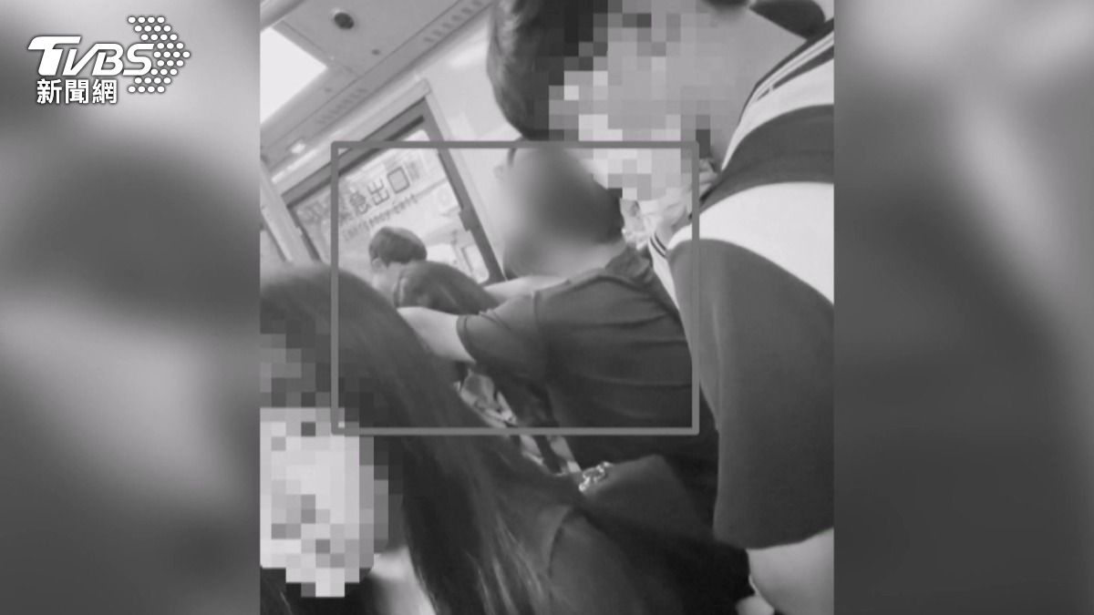  台中公車性騷案！47歲男「圍抱女學生」　學生拍照通報逮人。(圖／TVBS)