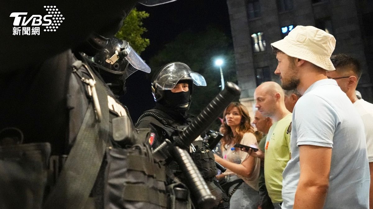 塞爾維亞反政府示威與親政府陣營在街頭激烈衝突，警方出動鎮壓與民眾正面對峙。（圖／達志影像美聯社）