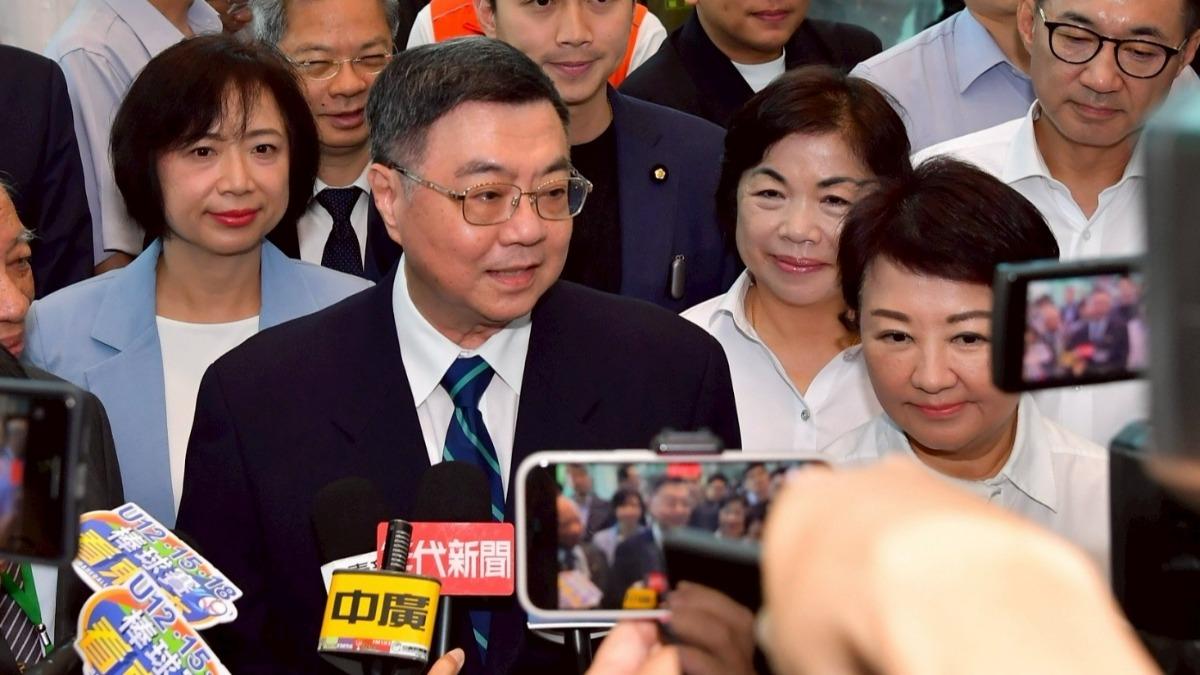 早上在政院吵架?台中座談又同框「卓榮泰突踉蹌、盧秀燕急扶」