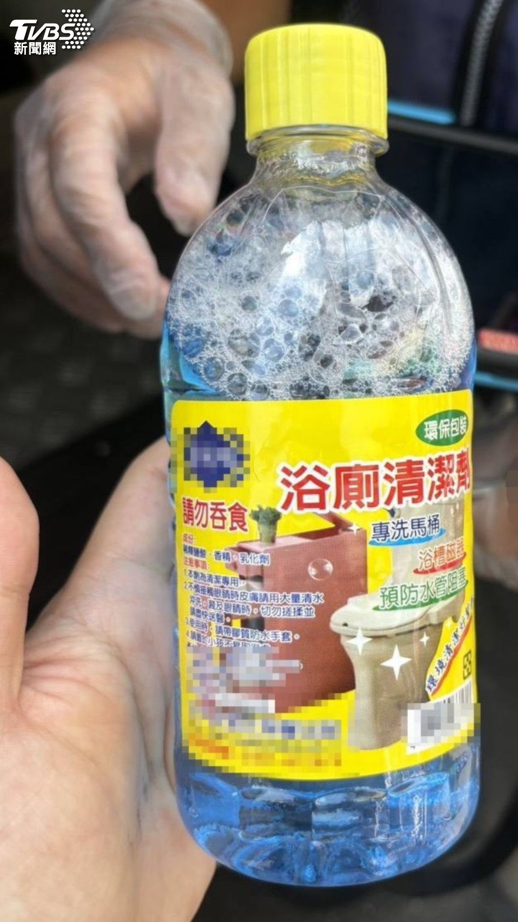 老翁不慎喝下清潔劑，被店員制止緊急送醫。（圖／TVBS）