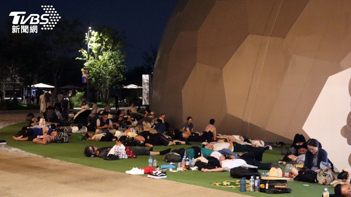 受地鐵停電影響,大量大阪世博旅客回不了家,被迫在園區內過夜畫面。(圖/達志影像歐新社)