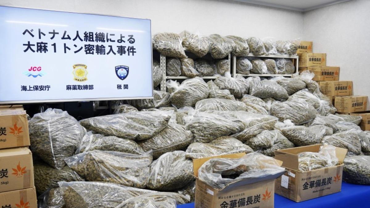日本近日查獲1批重達1.046噸、價值高達52億日元（約新台幣10.6億）的走私乾燥大麻。（圖／翻攝自X@kyodo_english）