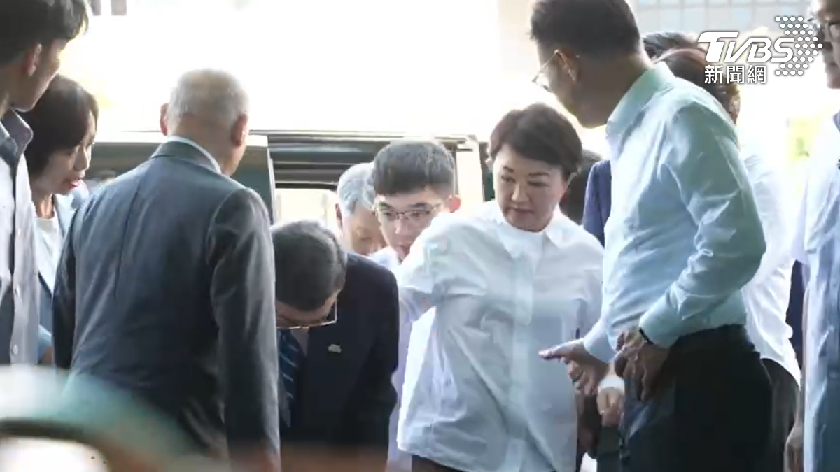 卓一進場就踢到階梯踉蹌,盧急忙伸手扶。(圖/TVBS)