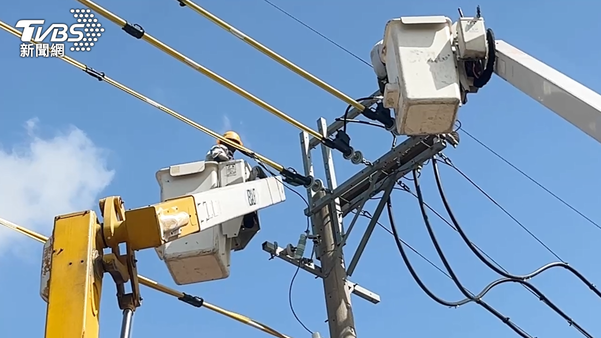 接連遇上丹娜絲、楊柳颱風影響嘉南沿海，台電人員盡速搶修。（圖／TVBS）