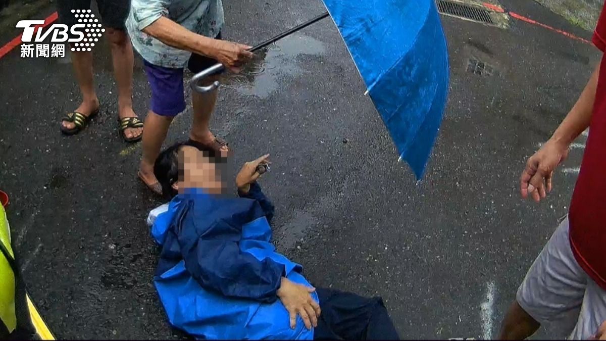 為了修繕民宅屋頂，工人兄妹檔爬上屋頂卻雙雙摔落。（圖／TVBS）