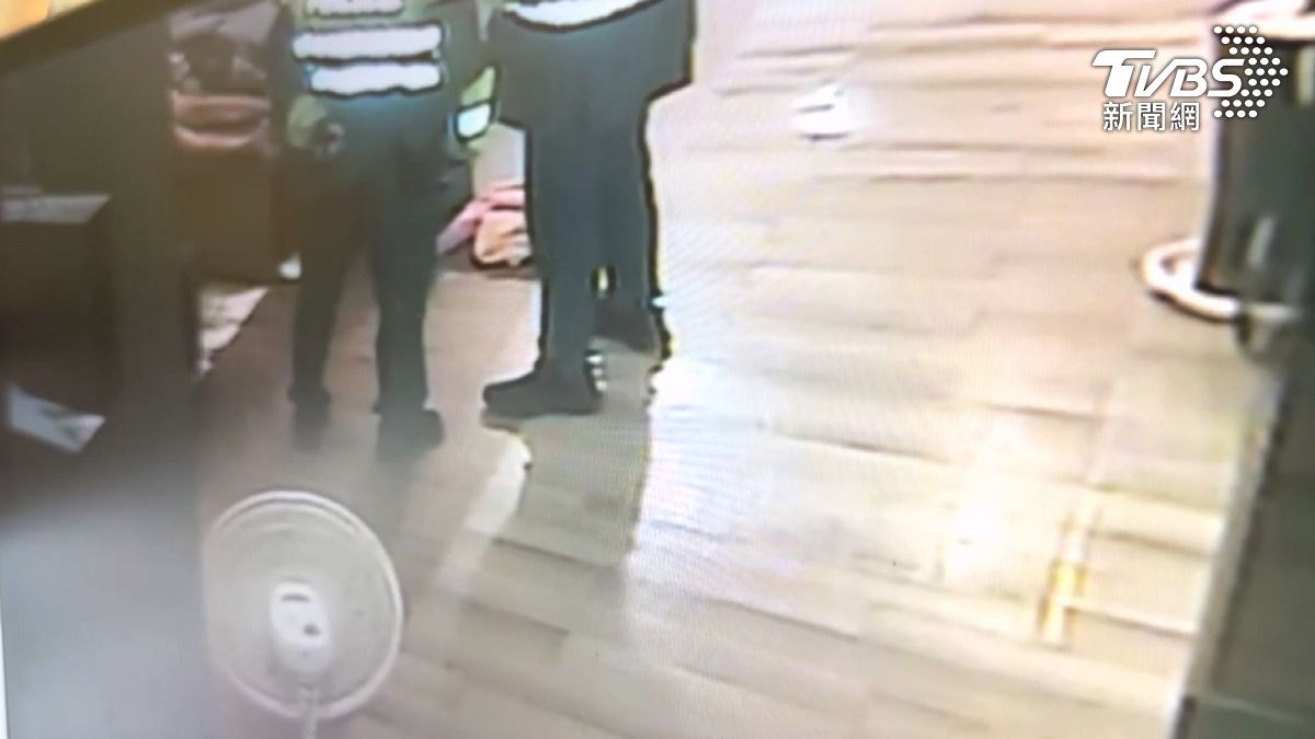 警方詢問其姓名時，張姓男子竟然裝傻回答「我不知道」，試圖迴避責任。警方進一步調查發現，這名男子在5月份就曾到同一家店消費且同樣沒帶錢。（圖／TVBS）