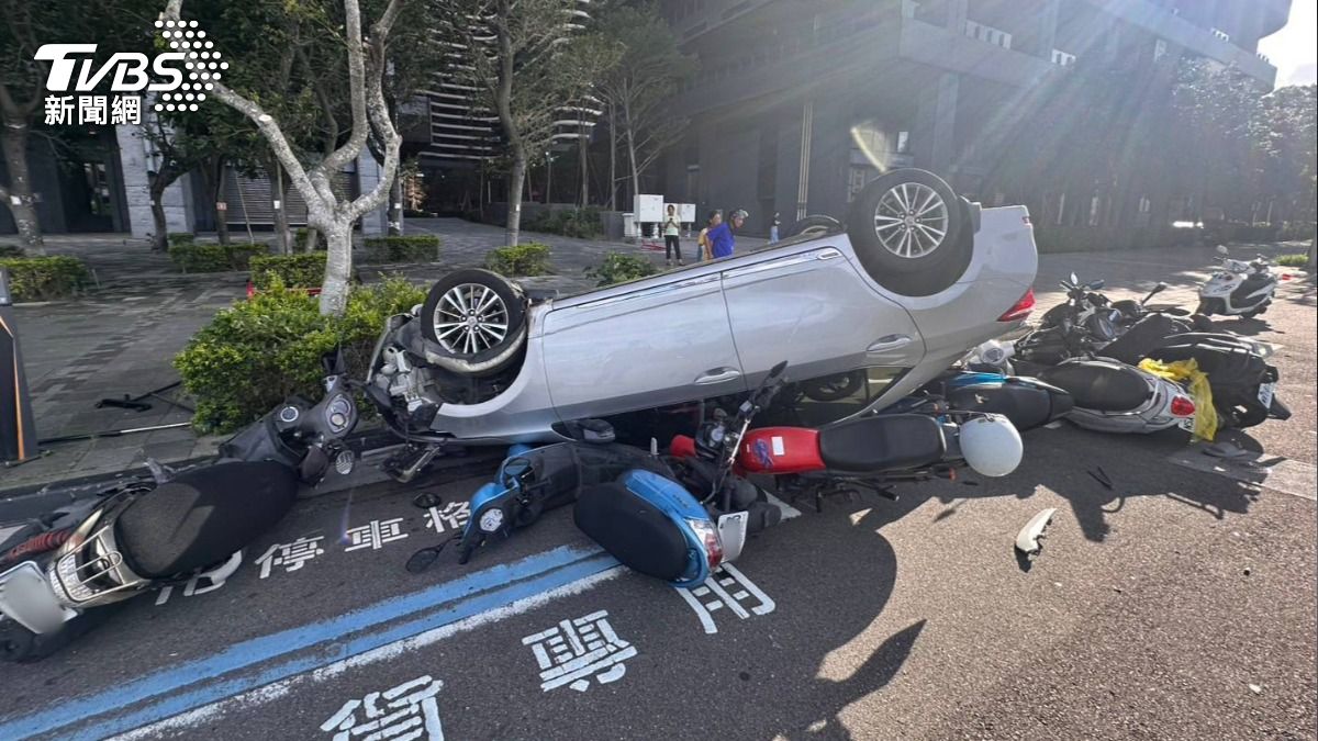 駕駛自撞路邊波及10機車，稱前一晚服用安眠藥。（圖／TVBS）