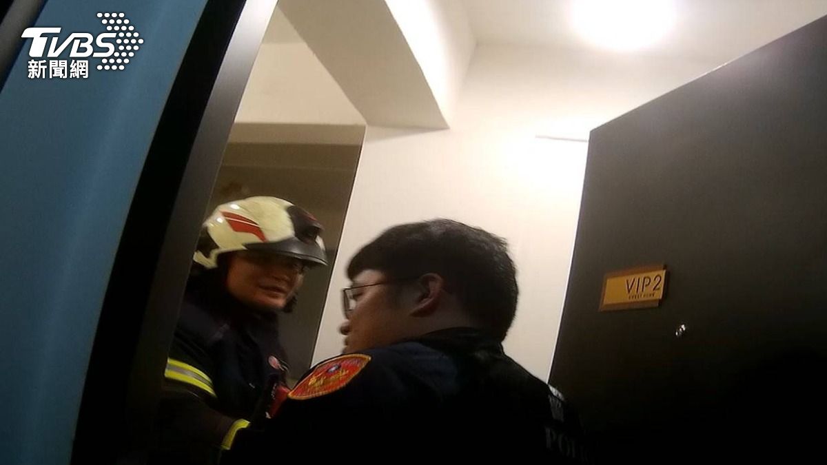 女子受困在浴室內,警消破門救援。(圖/TVBS)