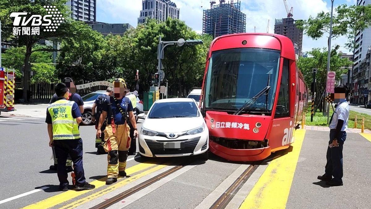監視器畫面明確拍到該路口有禁止左轉的告示，但自小客車駕駛仍然無視警告左轉，最終與輕軌相撞。（圖／TVBS）