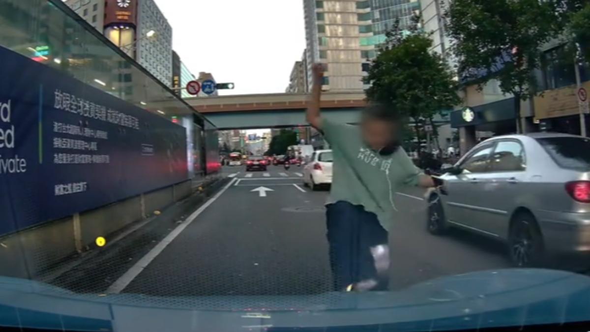 女子從台北市南京東路踹到復興南路,駕駛全停下擔憂撞到人。(圖/翻攝threads)