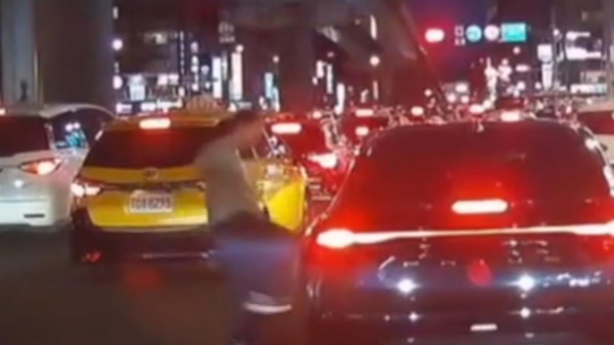 「踹車女」雙北現蹤,警方指出阻礙交通會罰500元,若毀損恐最重判2年。(圖/翻攝threads:chihyao.li)