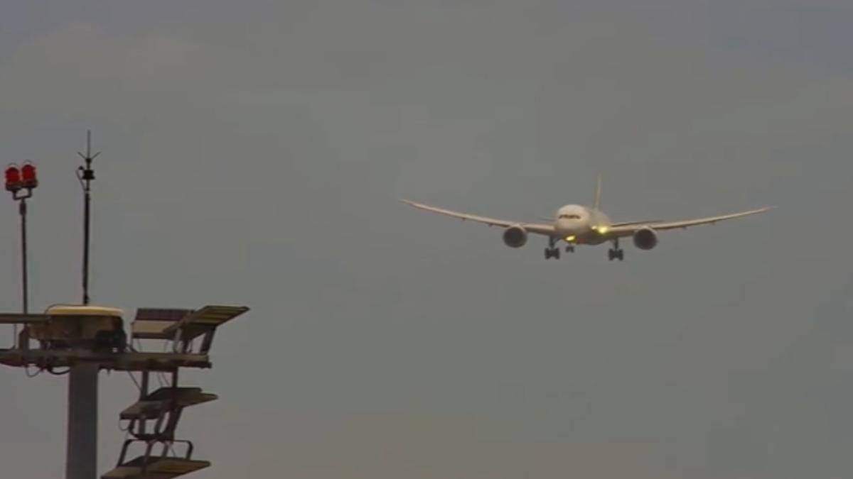 飛機降落起落架單輪先落地。(圖/翻攝YT遊桃園 Taoyuan Travel)
