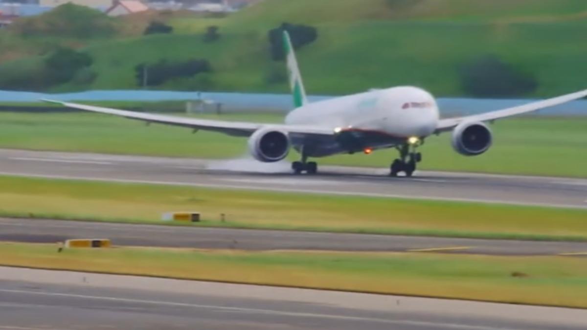 飛機降落起落架單輪先落地。(圖/翻攝YT遊桃園 Taoyuan Travel)