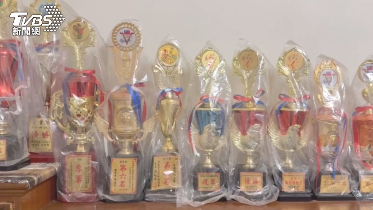蘇姓老翁是唱歌比賽常勝軍,無病史的他突然倒地猝逝,讓家屬十分錯愕。(圖/TVBS)
