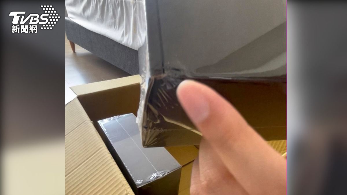 粉絲指控承辦商,有盒損卻也不能換貨。(圖/消費者提供)