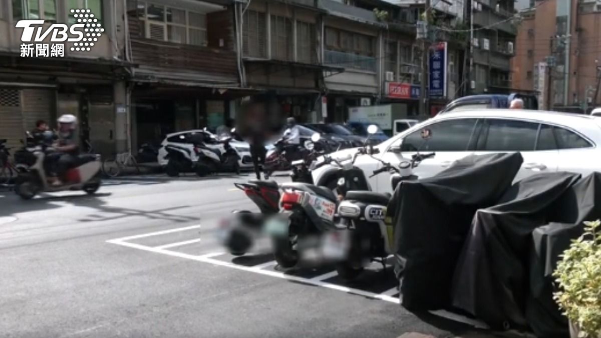 畸形? 車格「垂直」車道、機車平行停 里長:危險。(圖/TVBS)