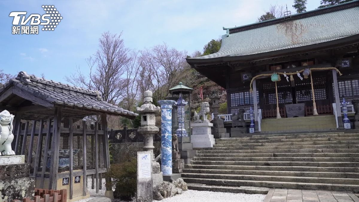 台女遊日陶山神社拍照,誤闖鐵軌遭撞亡。(圖/TVBS)