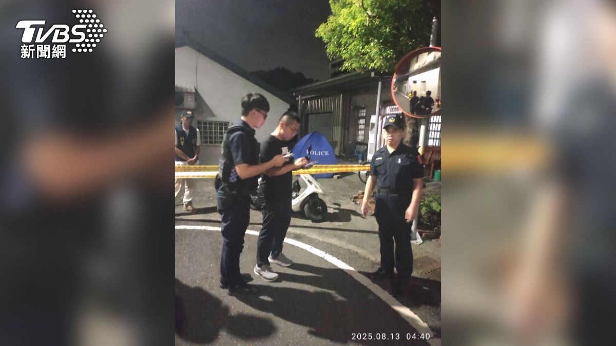 鄰居見證血腥殺嬤全過程！41歲男「刀刺胸口」冷眼看阿嬤死去。(圖／TVBS)