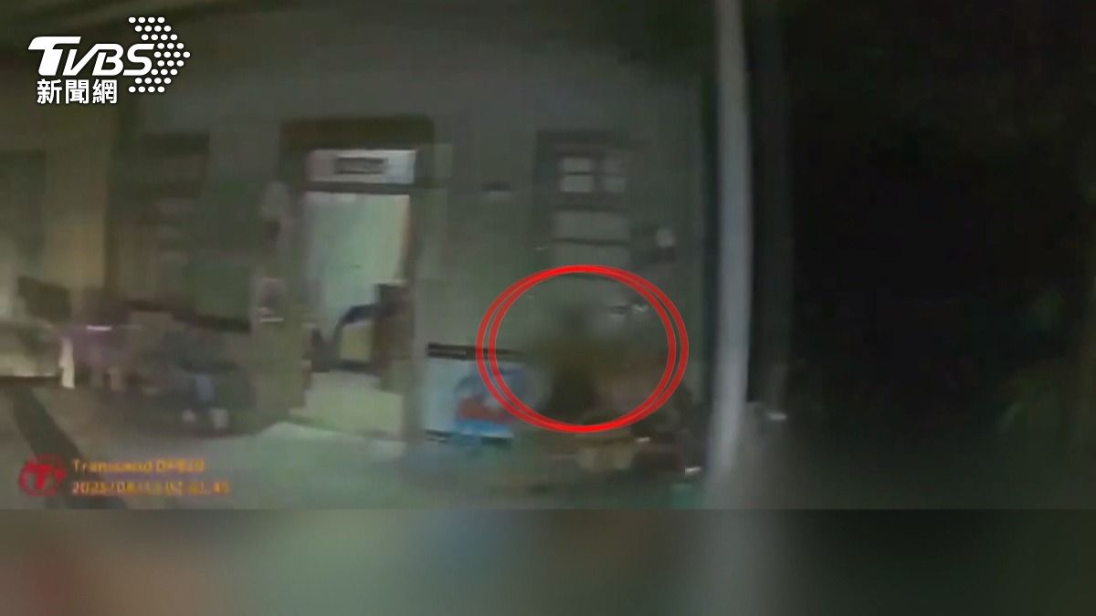  鄰居見證血腥殺嬤全過程！41歲男「刀刺胸口」冷眼看阿嬤死去。(圖／TVBS)