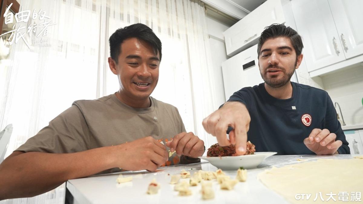 融融(左)與圖佳包迷你餃考驗手藝。(圖/八大提供)