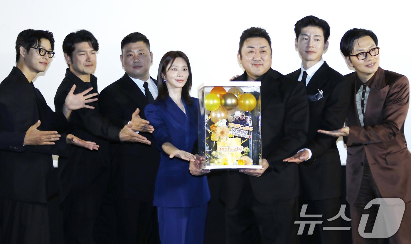李志勳(左二)曾出演電影《犯罪都市4》。(圖/new1提供)