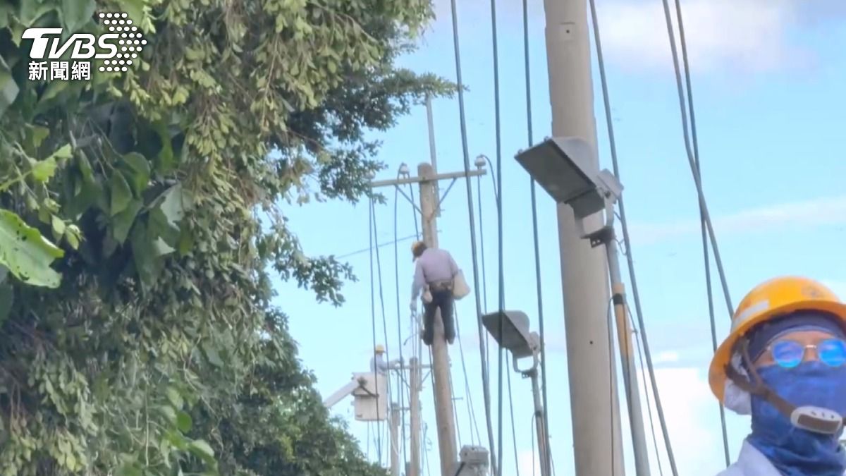 楊柳颱風重創台東,約4萬多戶停電,台電冒險搶修。(圖/TVBS)