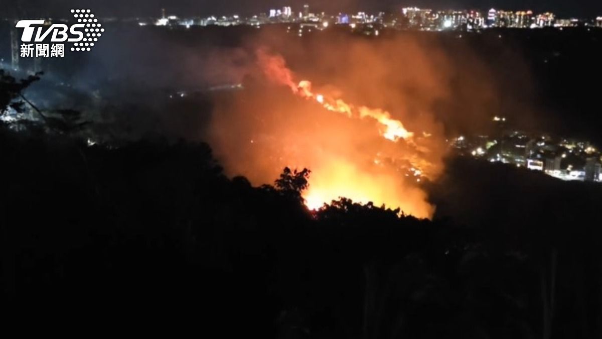 謝男觸電墜落後，意外引發火燒山，並一度造成周邊停電。（圖／TVBS）