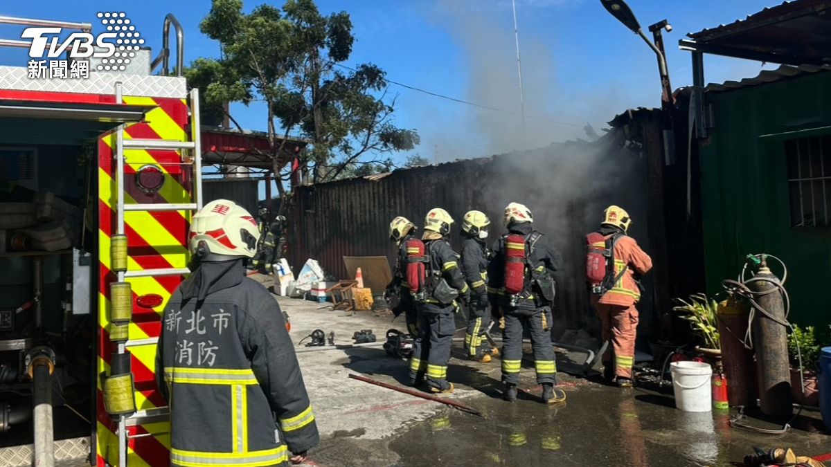 起火的貨櫃屋位於環堤大道520巷代天府靈天宮旁。(圖/TVBS)