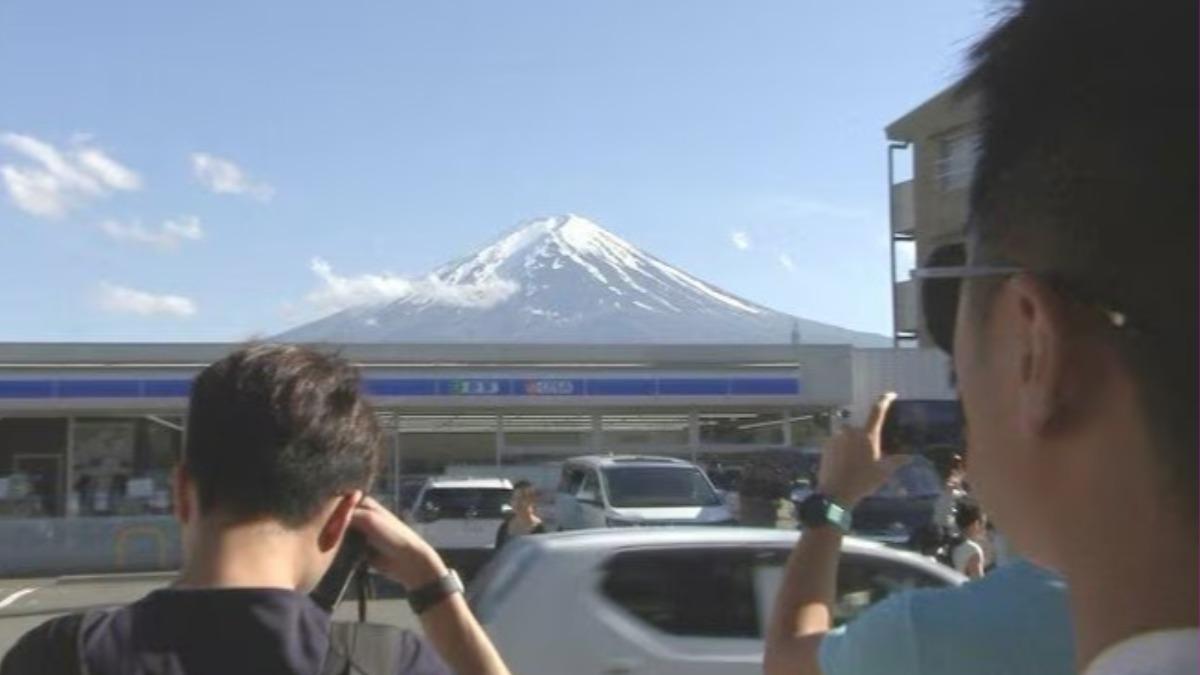 富士山腳LAWSON又架黑布！「1變化」方便拍照　日網不買帳