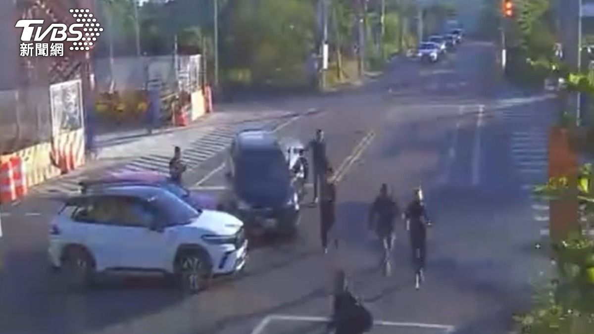 桃園日前一起車禍,其中一輛肇事車6人棄車快跑逃逸。(圖/TVBS)