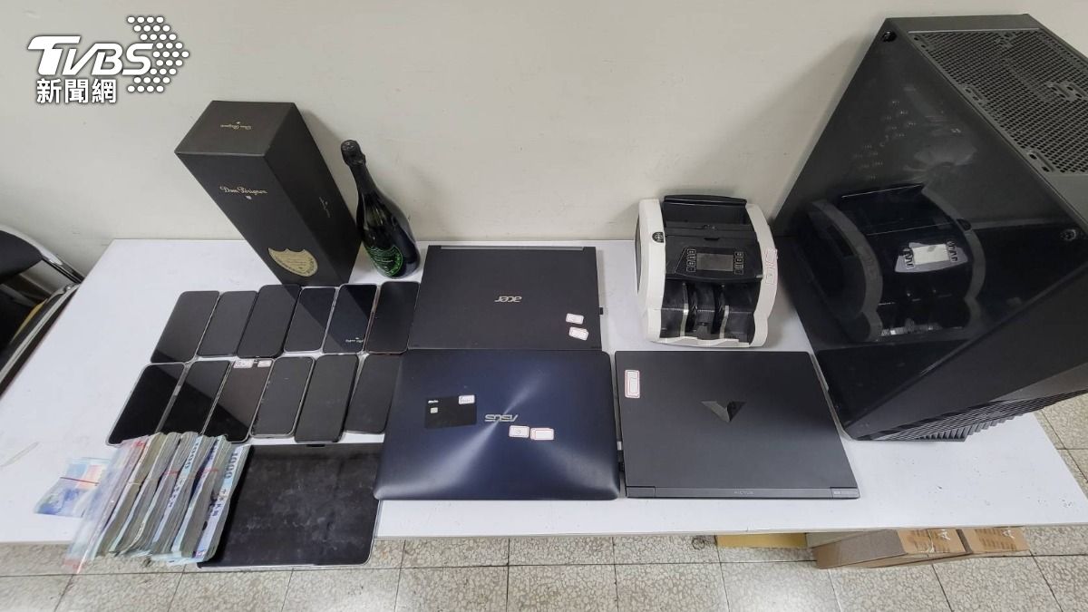 三波專案行動查緝20人到案，並查扣手機、空白信用卡、晶片、刷卡機、自小客車、現金等證物。（圖／TVBS）