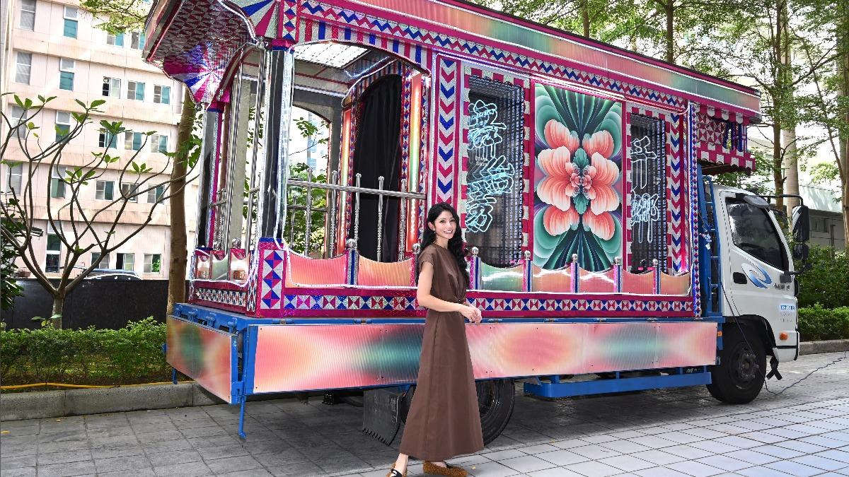 李千娜看到專屬自己的電子花車，直呼很興奮。（圖／環球音樂提供）