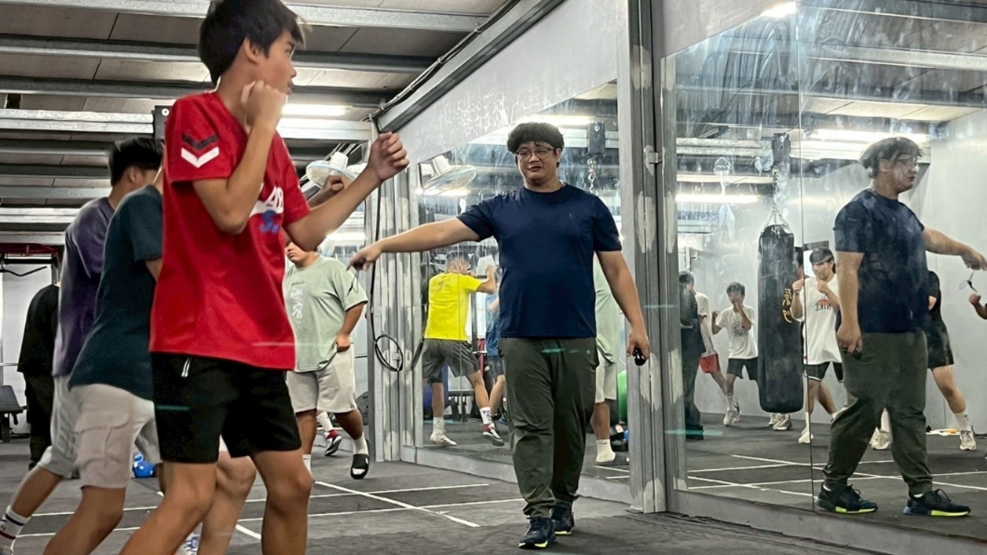▲陳哲宇正在訓練熱原拳擊隊的孩子們。(圖/新北市政府新聞局)