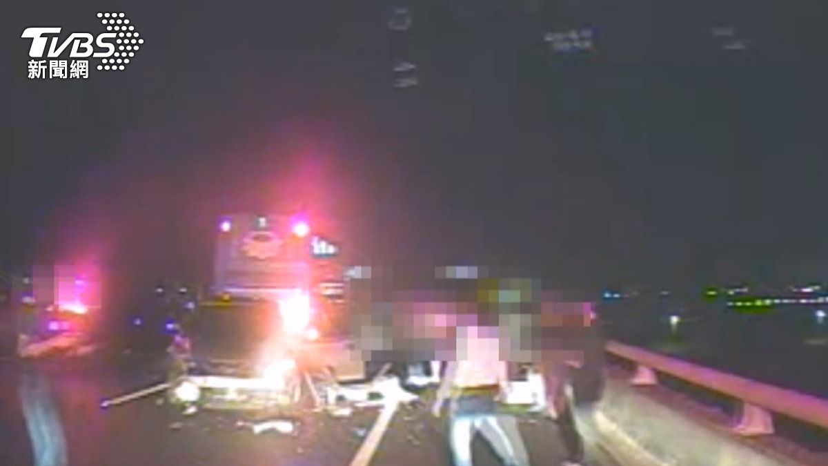 台82線發生一起三車連環追撞事故,駕駛和乘客紛紛下車,站在路肩等待救援。(圖/TVBS)