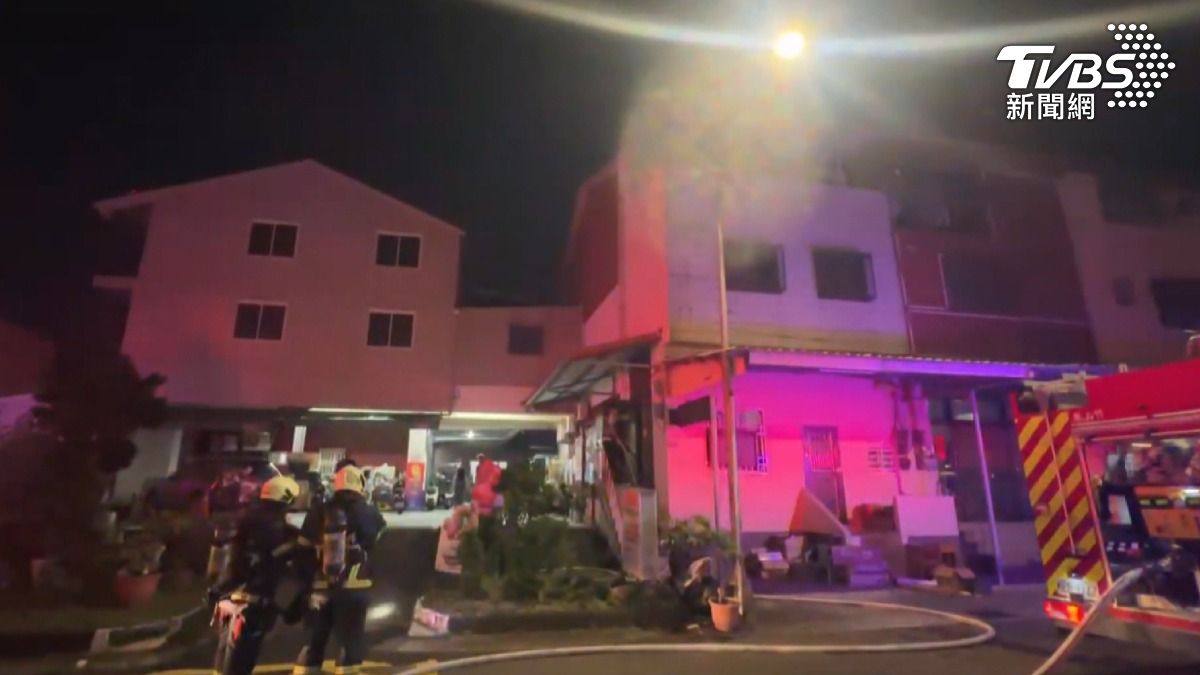 高雄鳳山區國泰路二段的透天厝深夜發生火警，消防人員接獲通報後迅速抵達現場。（圖／TVBS）