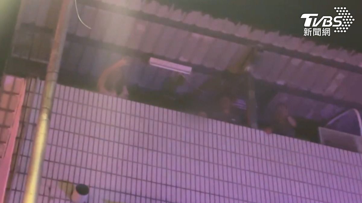 民宅二樓客廳突然起火並伴隨爆炸聲，三樓兒媳和2名孫子受困陽台等待救援。（圖／TVBS）
