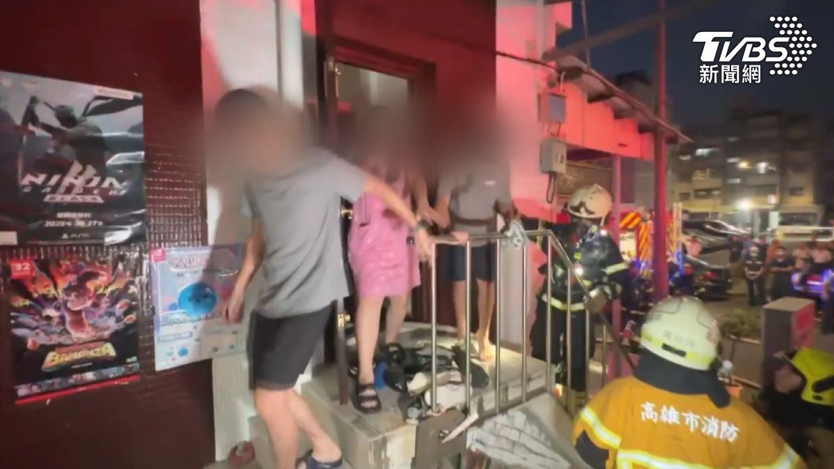 消防員一邊控制二樓的火源，一邊指引受困民眾逃生。（圖／TVBS）