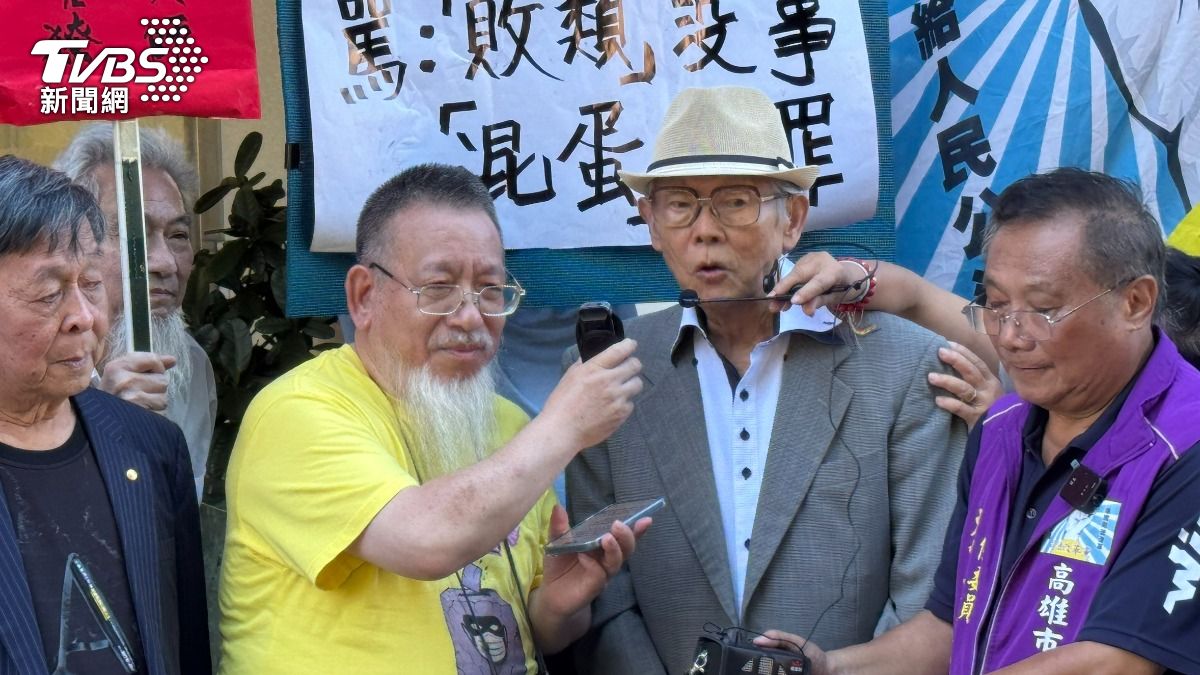 前立委張俊宏(右)來聲援張靜。(圖/TVBS)